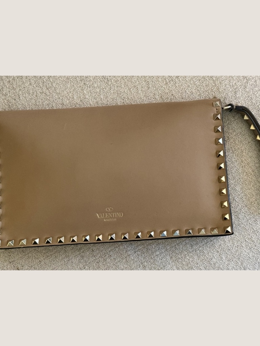 Valentino Garavani Rockstud wristlet taupe-beige leather with red interior